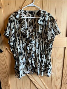 East 5th Beige and Black Leopard Print Ruffle Blouse Size 2X Accordion Stretch